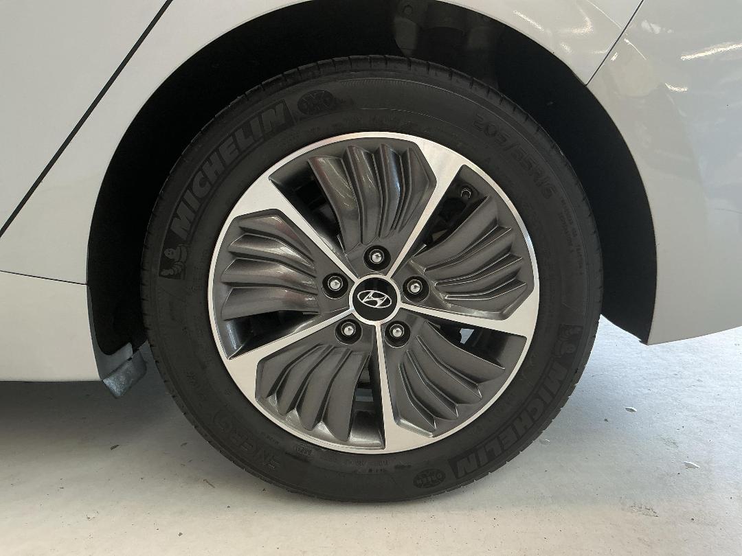 Photo '11' of Hyundai Ioniq Photo '11' of Hyundai Ioniq