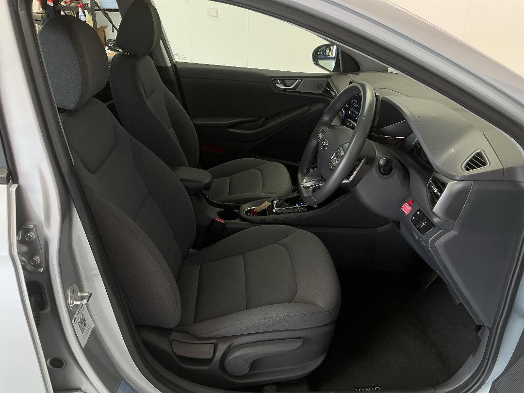 Photo '16' of Hyundai Ioniq Photo '16' of Hyundai Ioniq