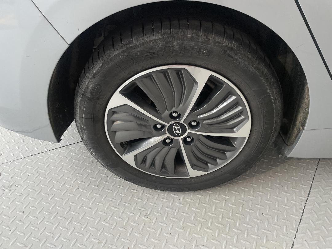 Photo '12' of Hyundai Ioniq