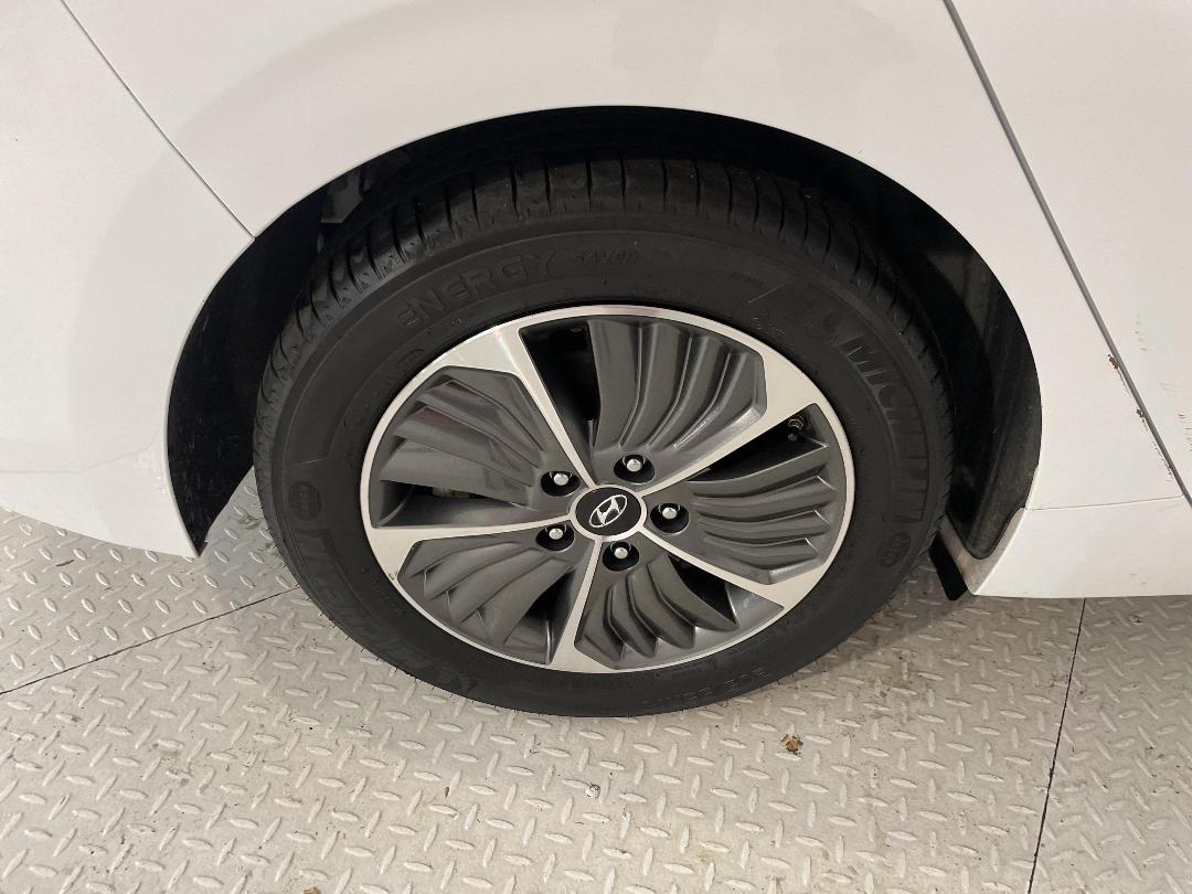 Photo '12' of Hyundai Ioniq