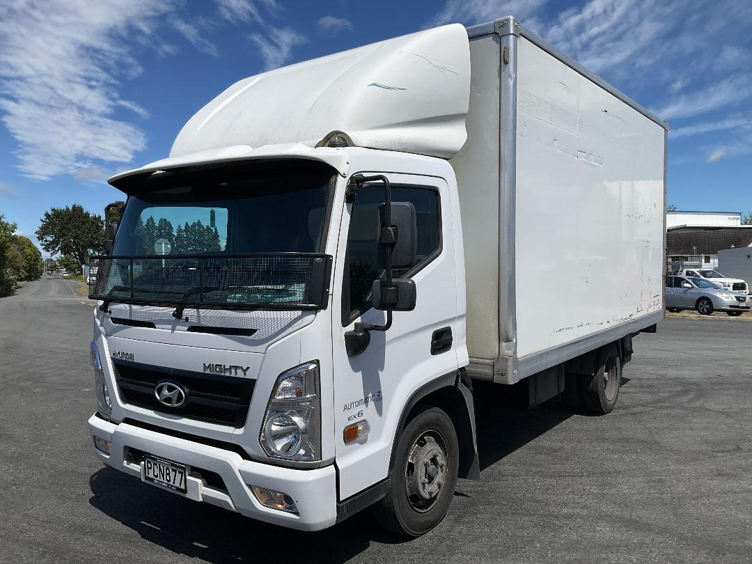 Photo '11' of Hyundai Mighty EX60A Box Body