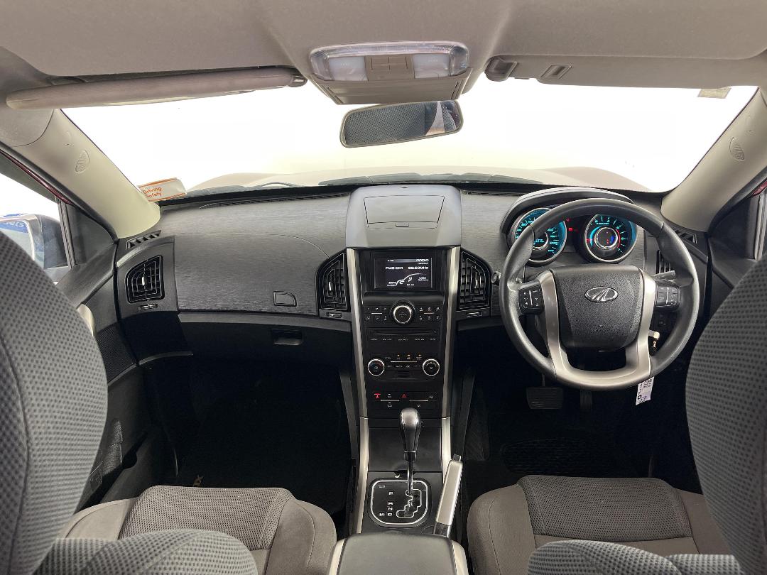 Photo '17' of Mahindra XUV