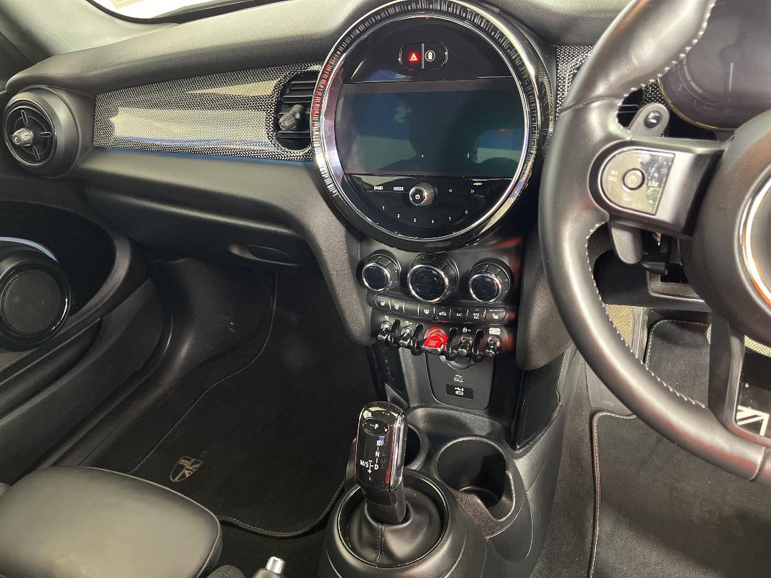 Photo '18' of Mini Hatch