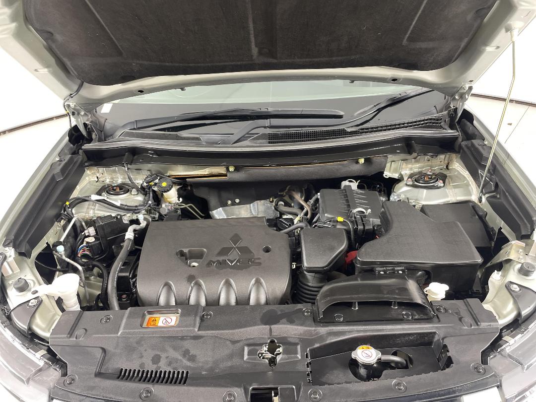 Photo '13' of Mitsubishi Outlander