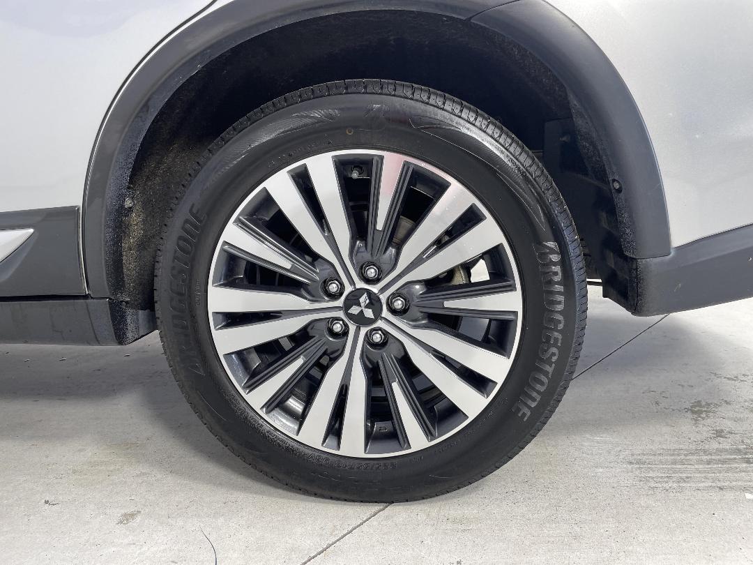 Photo '11' of Mitsubishi Outlander