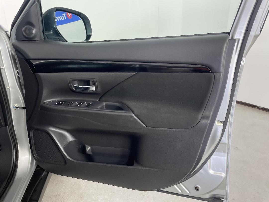 Photo '15' of Mitsubishi Outlander