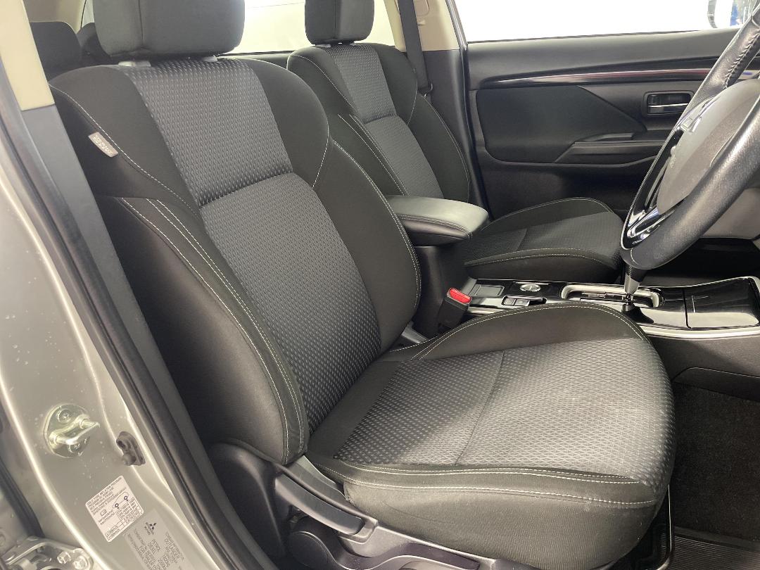 Photo '16' of Mitsubishi Outlander