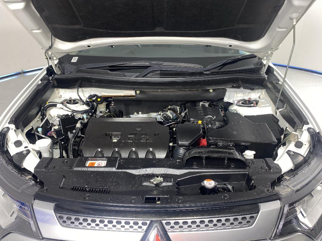 Photo '13' of Mitsubishi Outlander