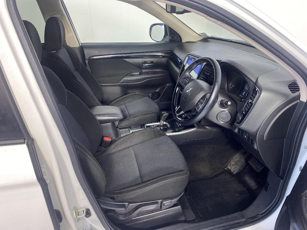 Photo '16' of Mitsubishi Outlander