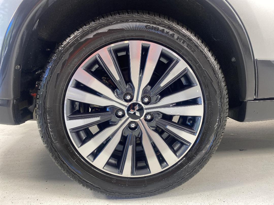 Photo '12' of Mitsubishi Outlander