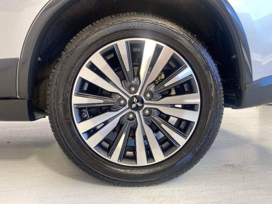 Photo '11' of Mitsubishi Outlander