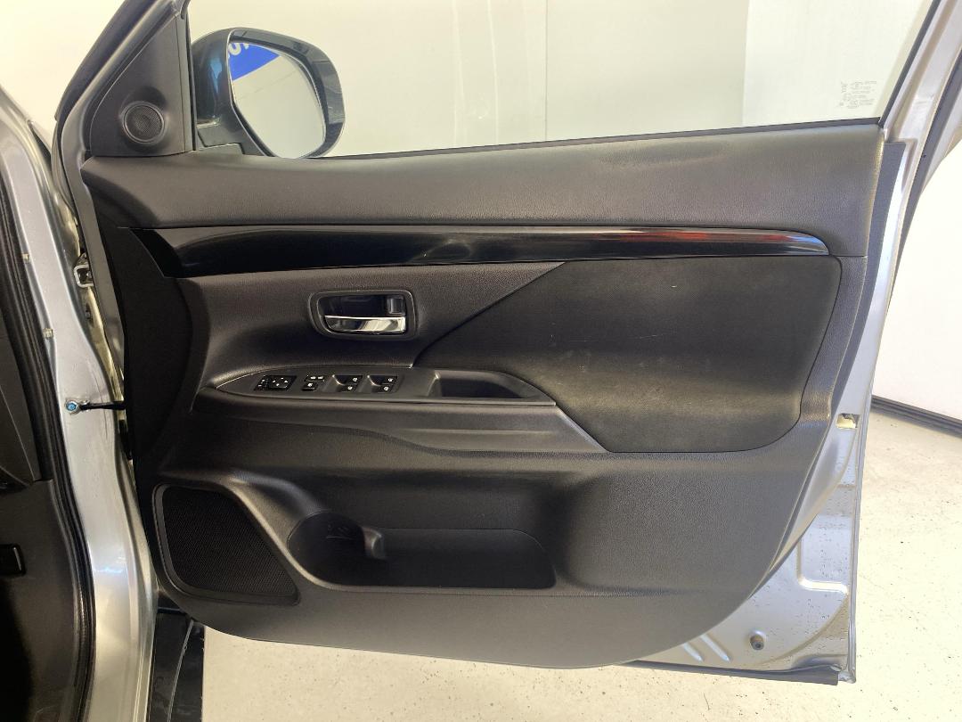 Photo '15' of Mitsubishi Outlander