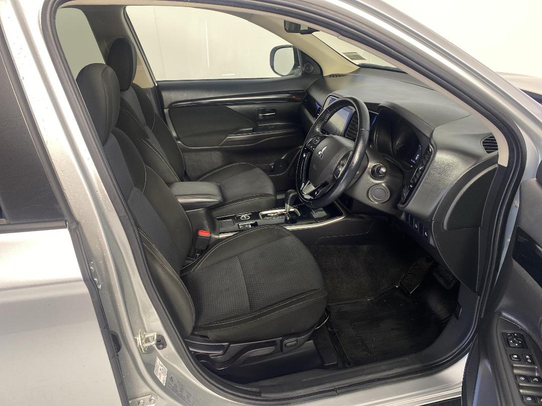 Photo '16' of Mitsubishi Outlander