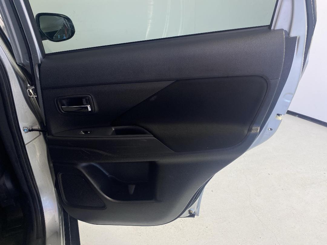 Photo '19' of Mitsubishi Outlander