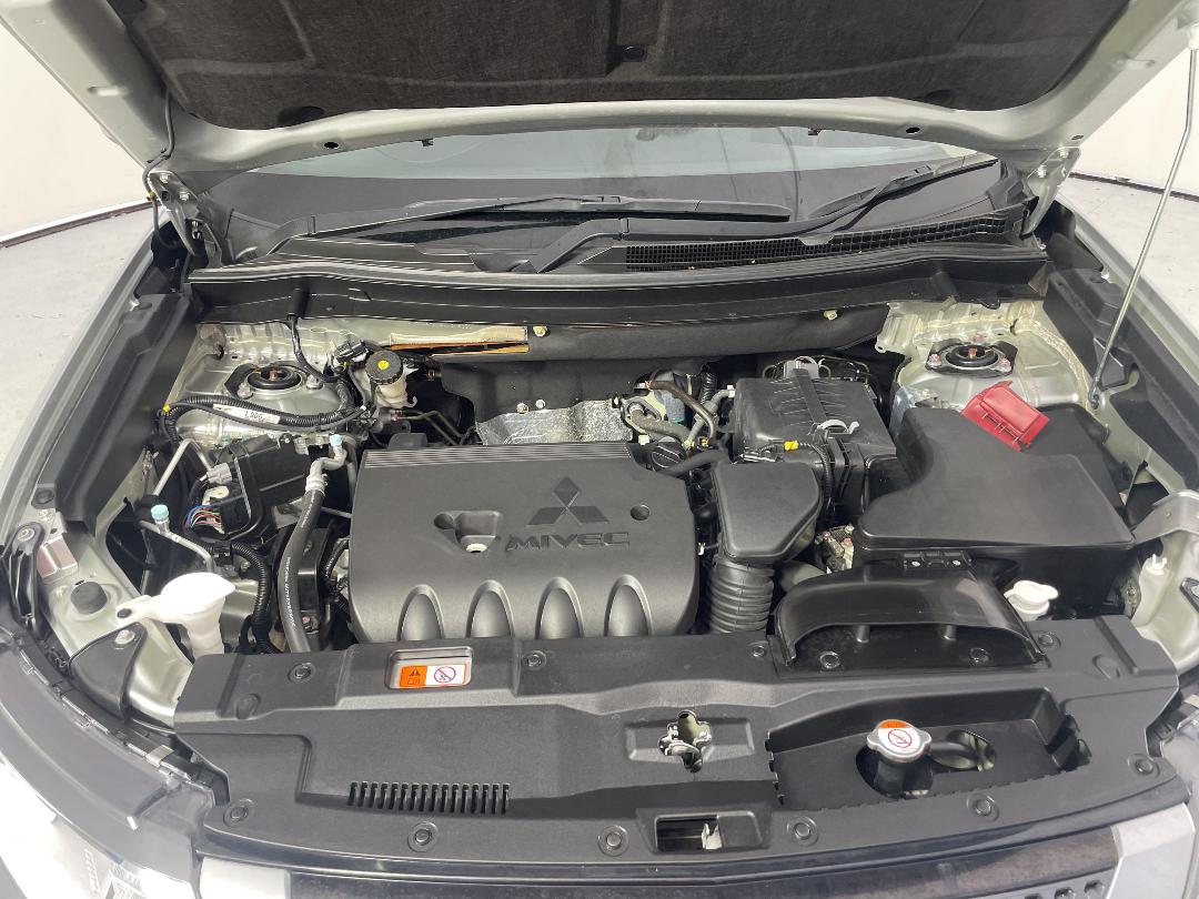 Photo '13' of Mitsubishi Outlander