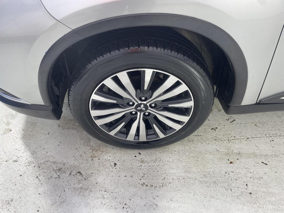 Photo '10' of Mitsubishi Outlander