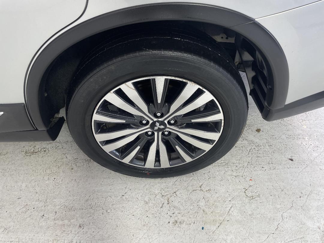 Photo '11' of Mitsubishi Outlander