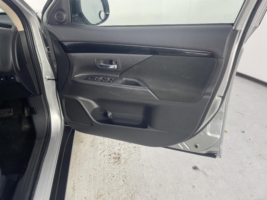 Photo '15' of Mitsubishi Outlander