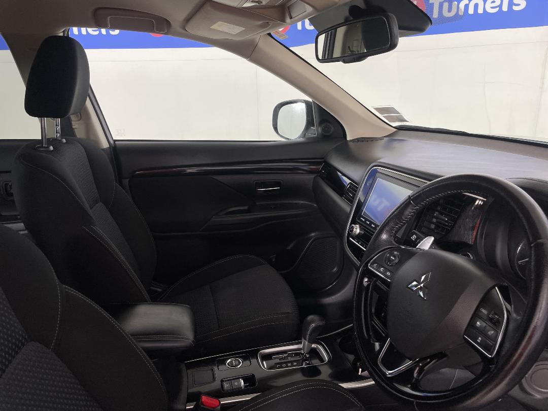 Photo '16' of Mitsubishi Outlander