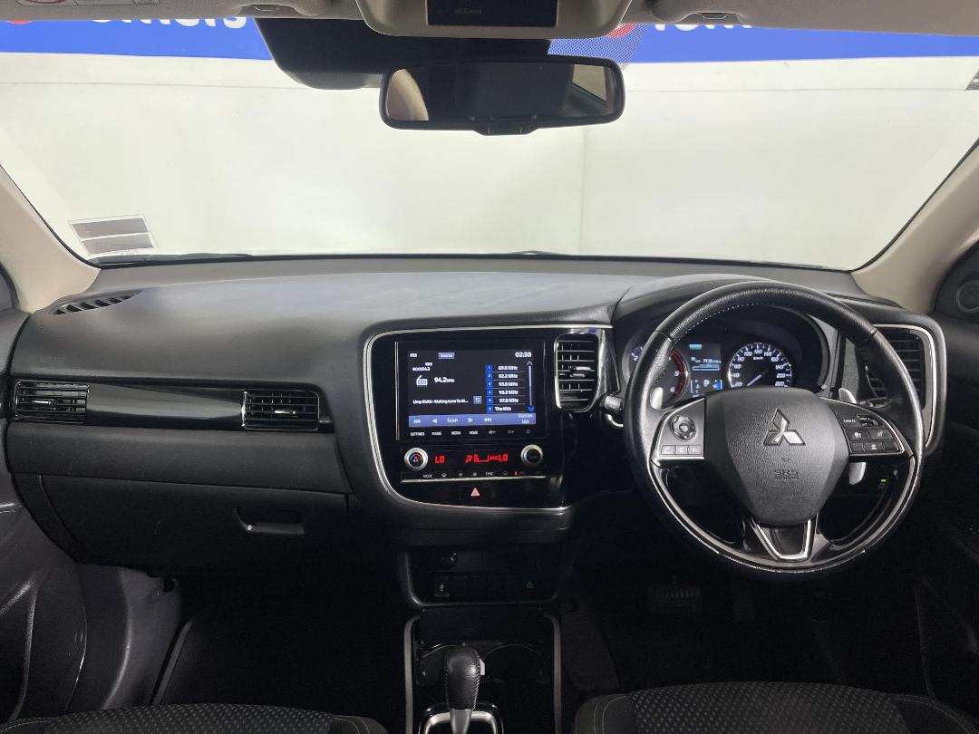 Photo '17' of Mitsubishi Outlander