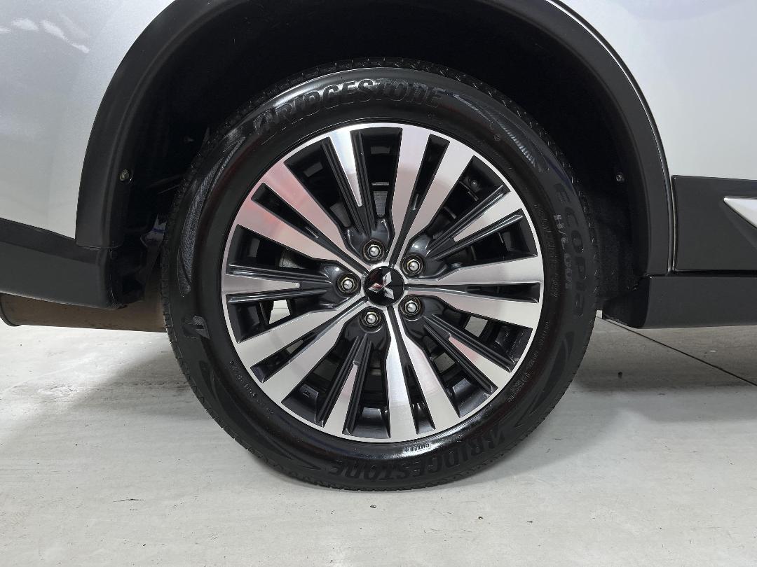 Photo '12' of Mitsubishi Outlander