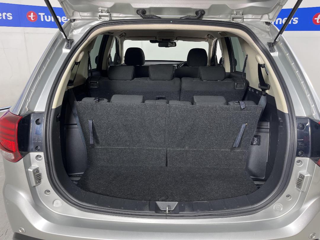 Photo '14' of Mitsubishi Outlander