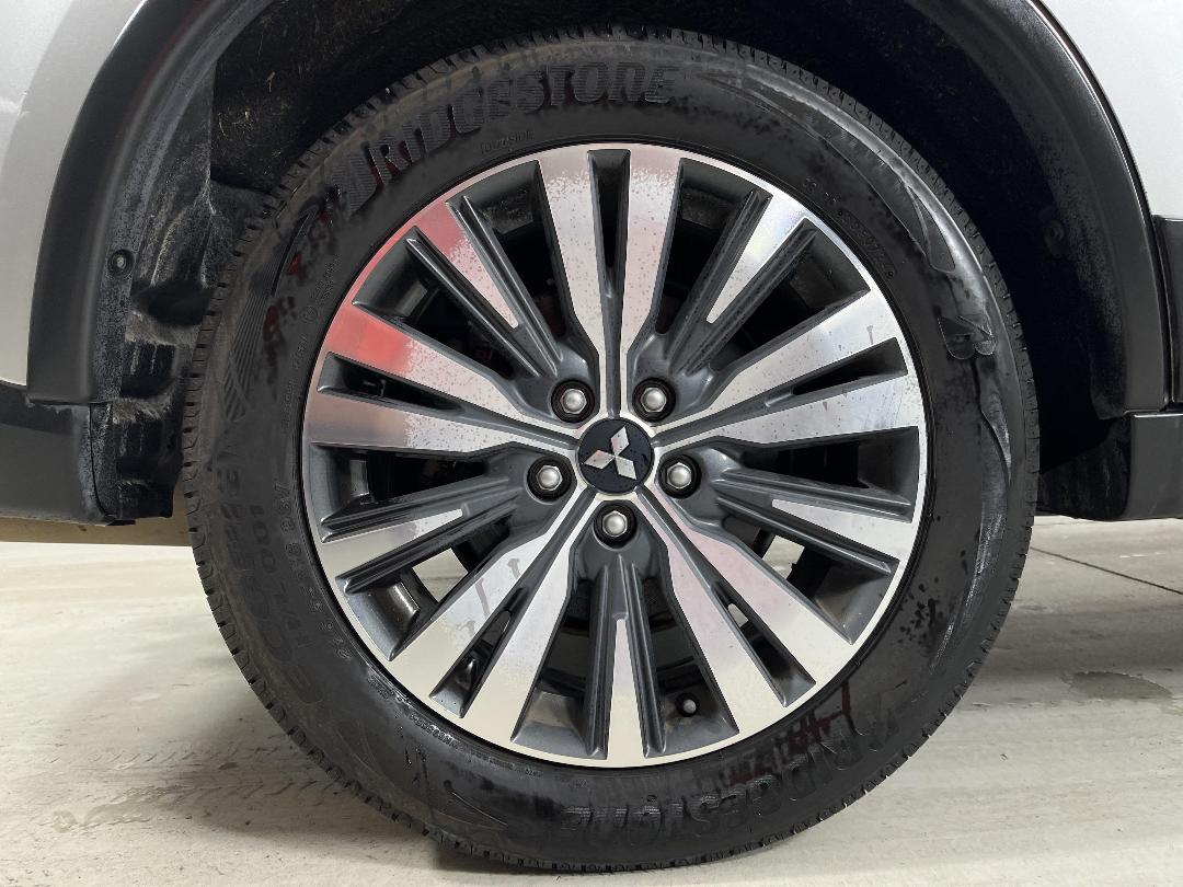 Photo '12' of Mitsubishi Outlander