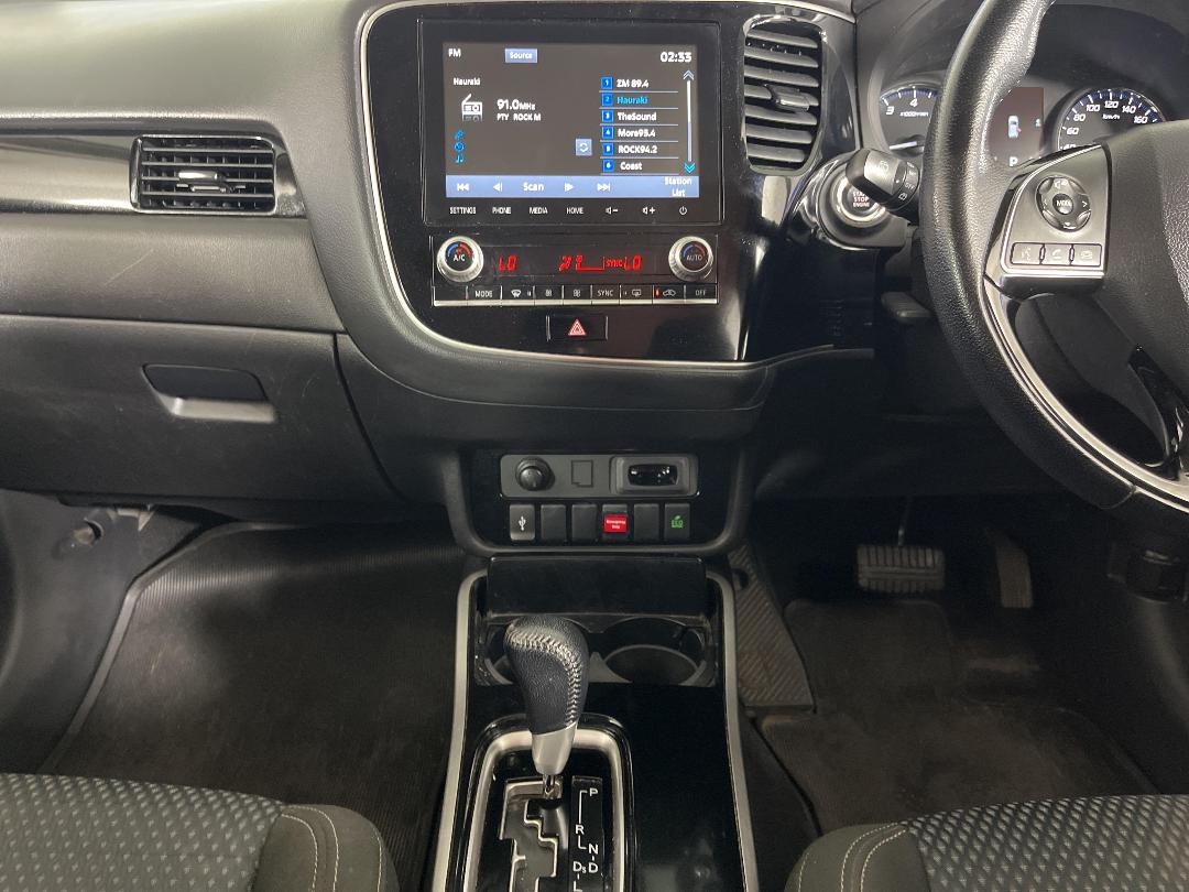 Photo '18' of Mitsubishi Outlander