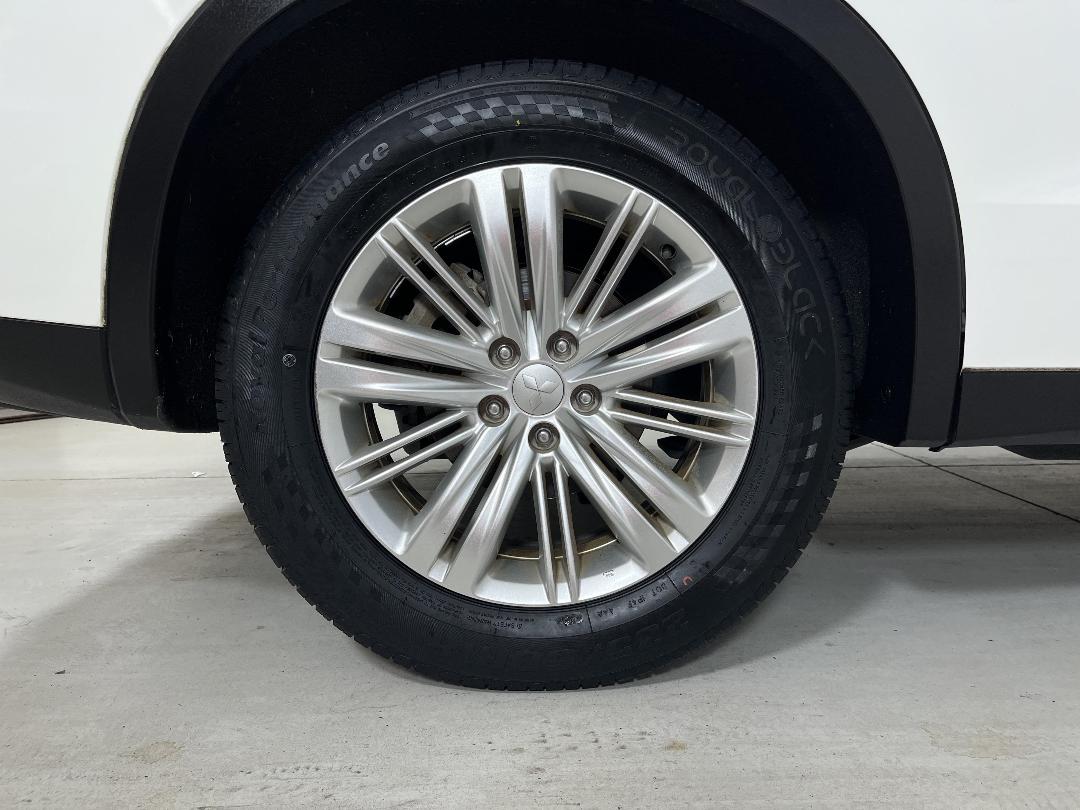 Photo '12' of Mitsubishi Outlander