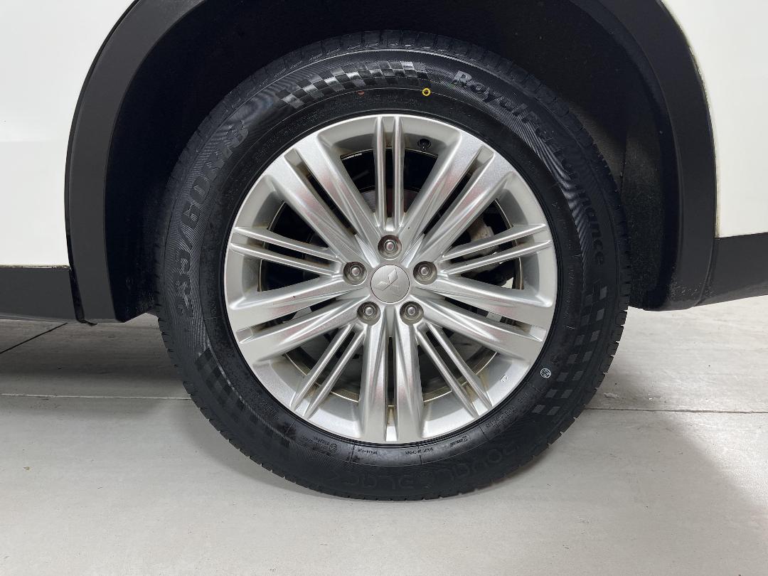 Photo '11' of Mitsubishi Outlander