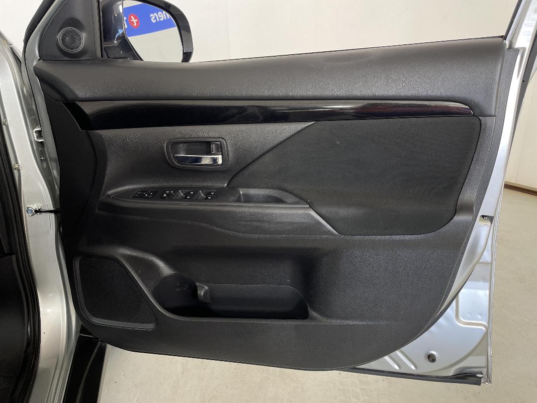 Photo '15' of Mitsubishi Outlander