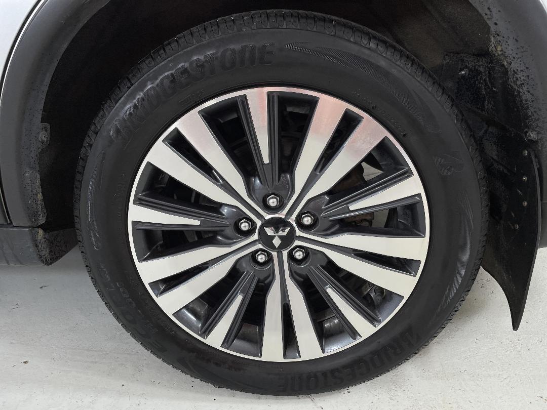 Photo '11' of Mitsubishi Outlander