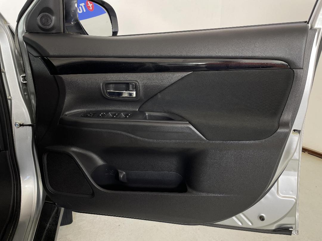 Photo '15' of Mitsubishi Outlander