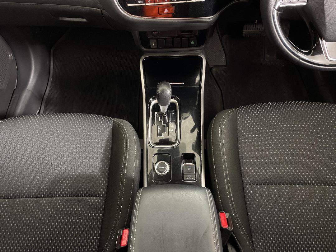 Photo '18' of Mitsubishi Outlander