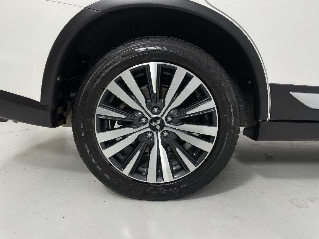 Photo '12' of Mitsubishi Outlander