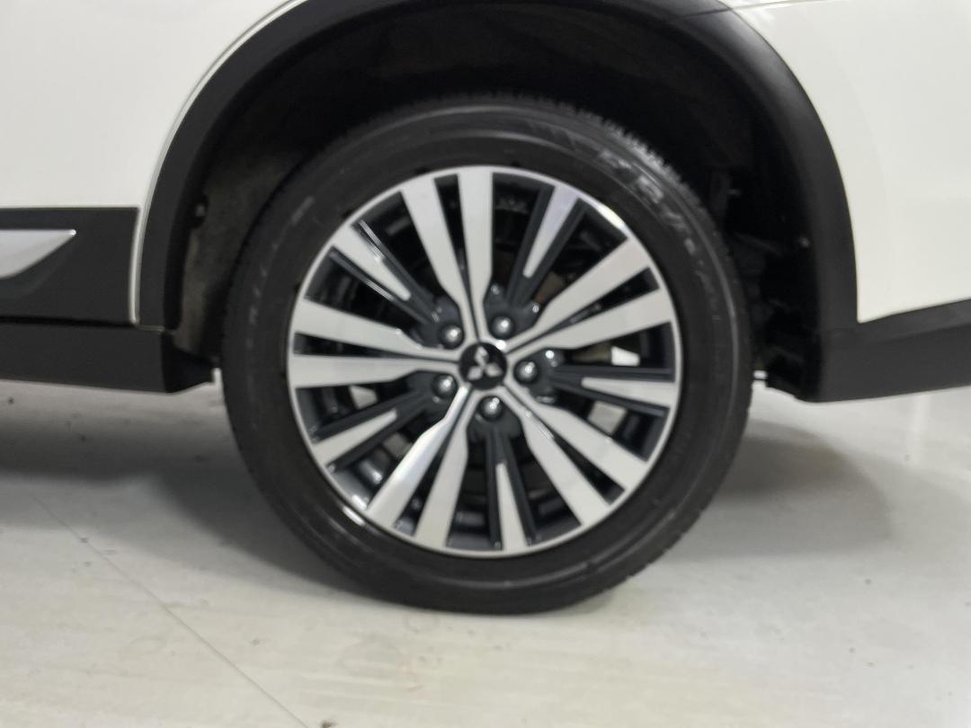 Photo '11' of Mitsubishi Outlander