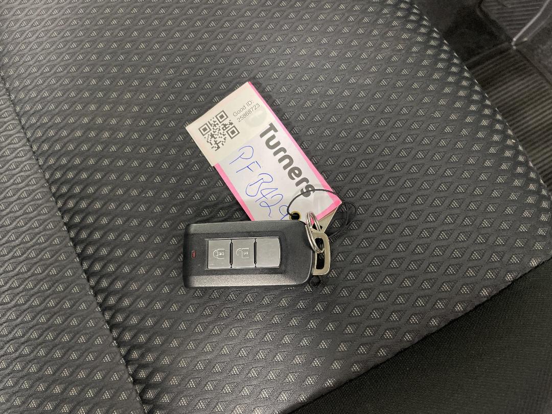 Photo '22' of Mitsubishi Outlander