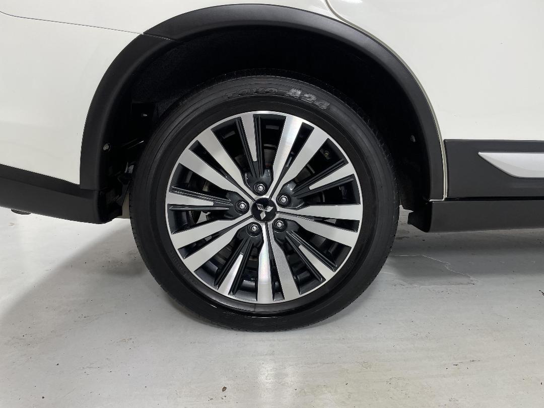 Photo '12' of Mitsubishi Outlander