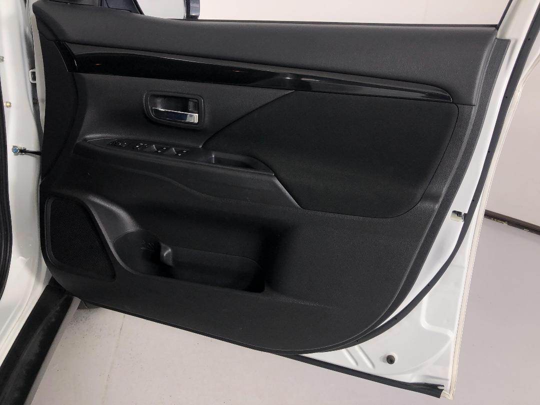 Photo '15' of Mitsubishi Outlander