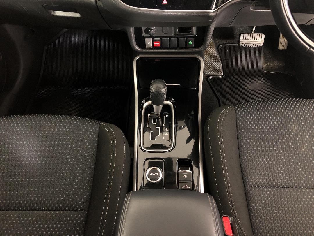 Photo '18' of Mitsubishi Outlander