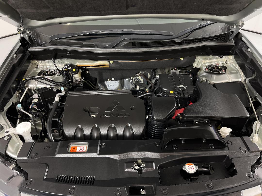 Photo '13' of Mitsubishi Outlander