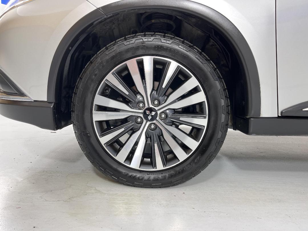 Photo '10' of Mitsubishi Outlander