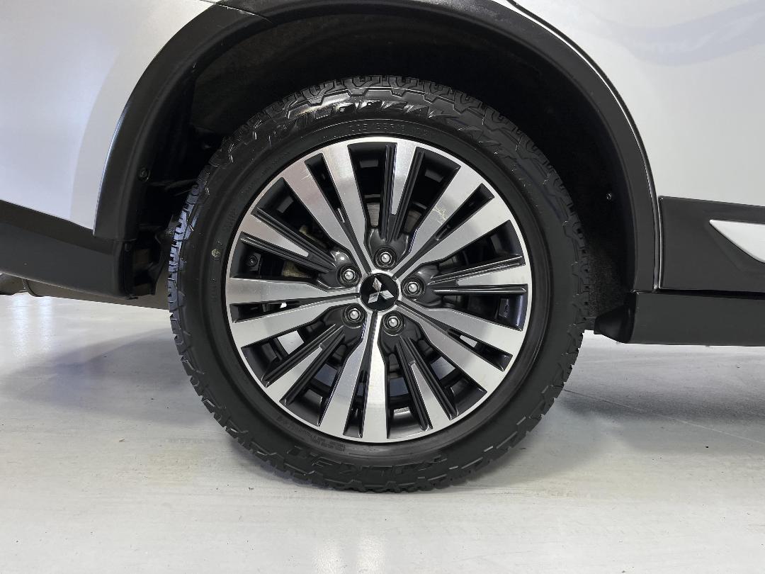 Photo '12' of Mitsubishi Outlander