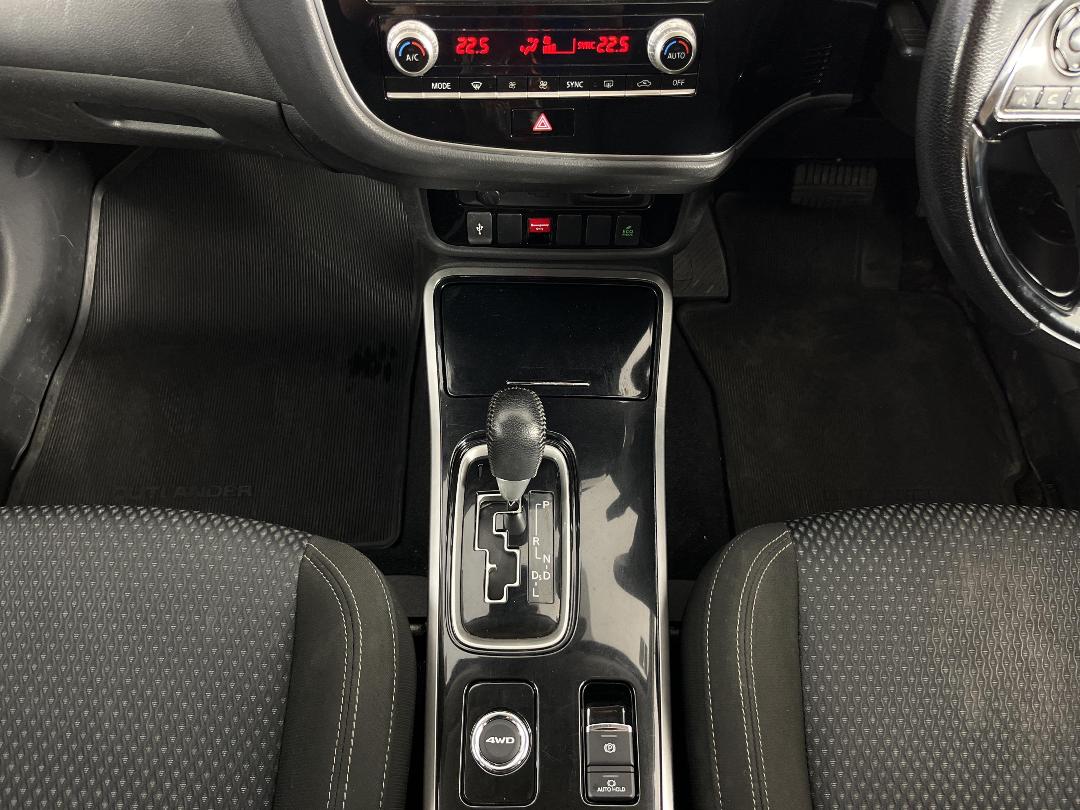 Photo '18' of Mitsubishi Outlander