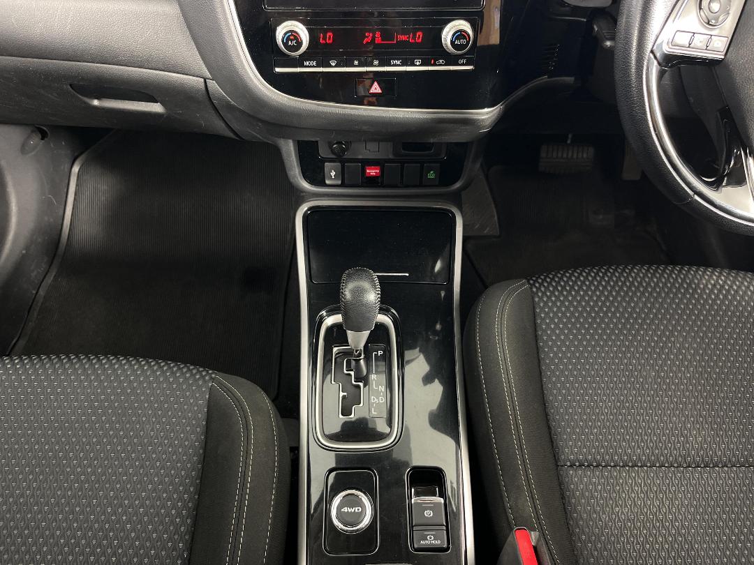 Photo '18' of Mitsubishi Outlander