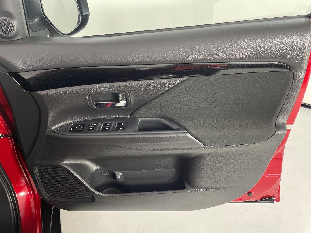 Photo '15' of Mitsubishi Outlander