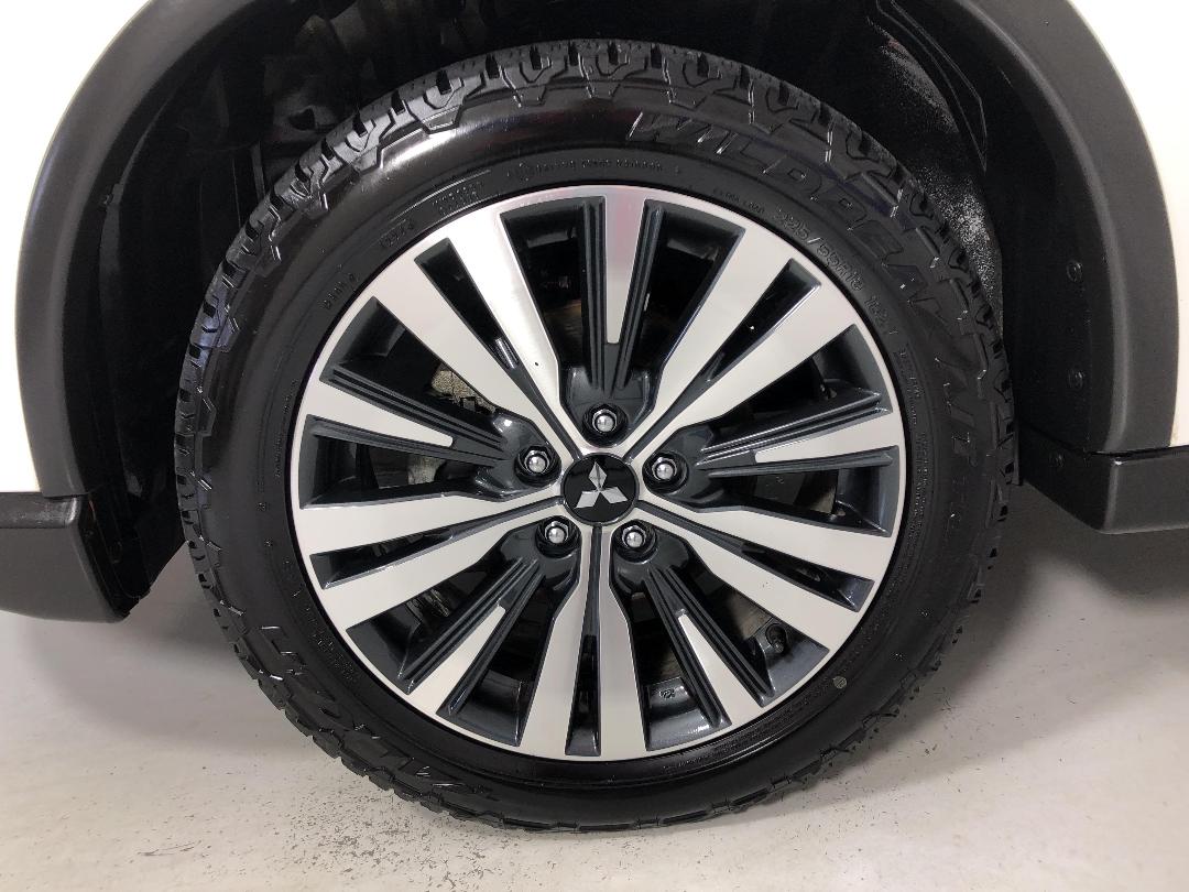 Photo '10' of Mitsubishi Outlander