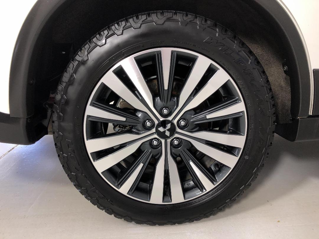 Photo '12' of Mitsubishi Outlander