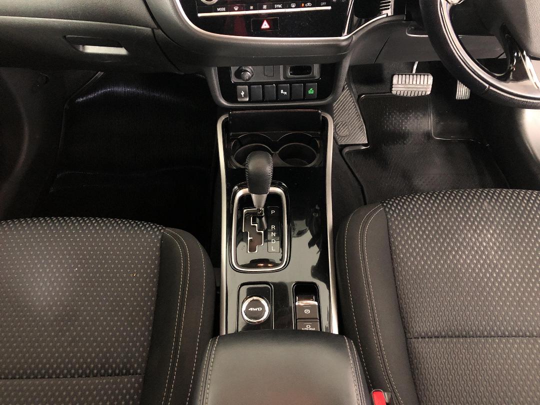 Photo '18' of Mitsubishi Outlander