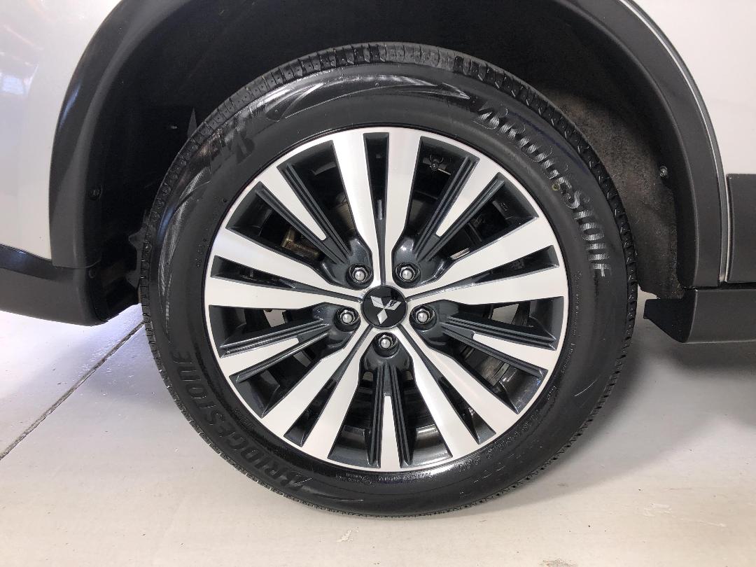 Photo '12' of Mitsubishi Outlander